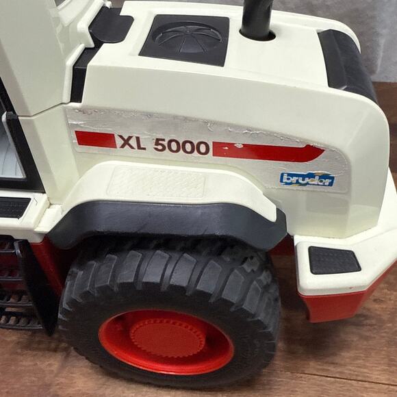Bruder XL 5000 Wheel Loader Front End Loader 1:16 Scale 03410 Red & White Toy - Picture 4 of 13